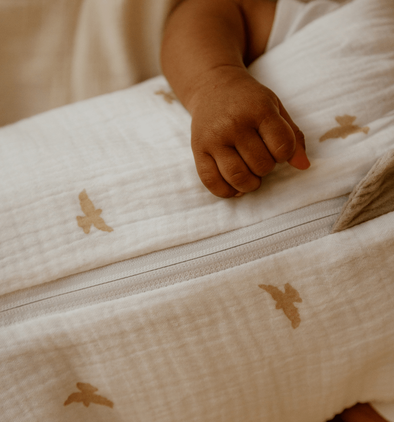 Gigoteuse bébé gaze de ton avec motif oiseau beige